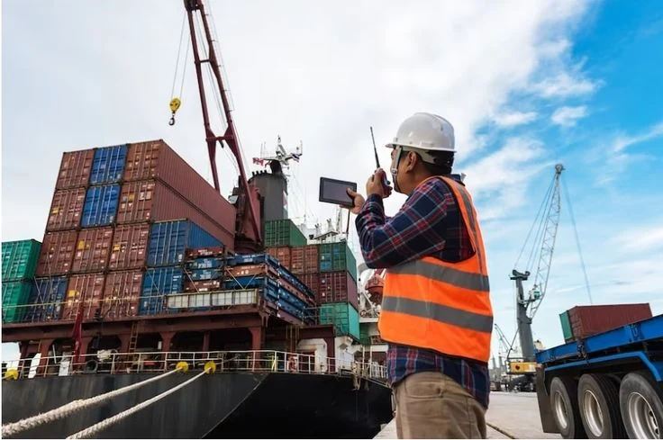 Coordinación de operación logística internacional en terminal portuario