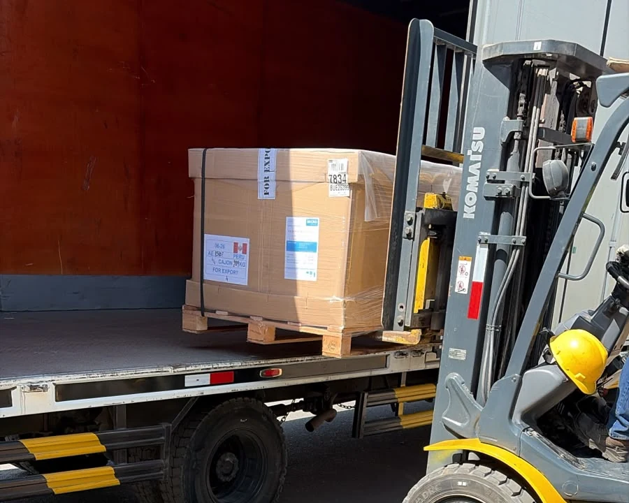 Montacargas movilizando pallet para transporte y distribución local